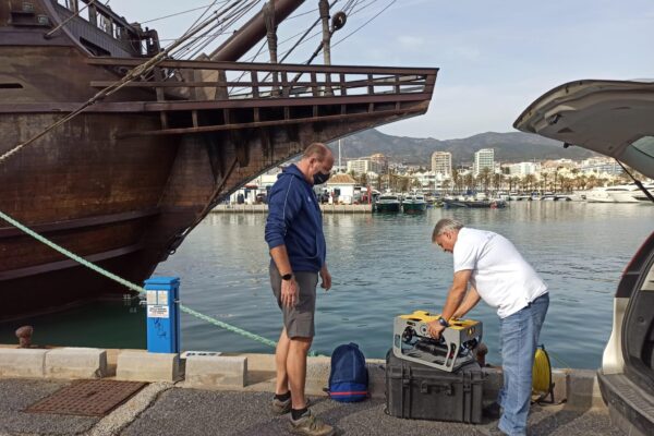 Maarten Meinesz y Gojko Kremenic preparando el equipo ANDALÚ SEA ROBÓTICA SUBMARINA CON EL GALEÓN ANDALUCÍA
