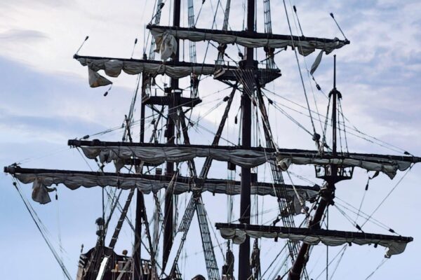 Vista de proa del galeón andalú sea robótica submarina con el galeón andalucía